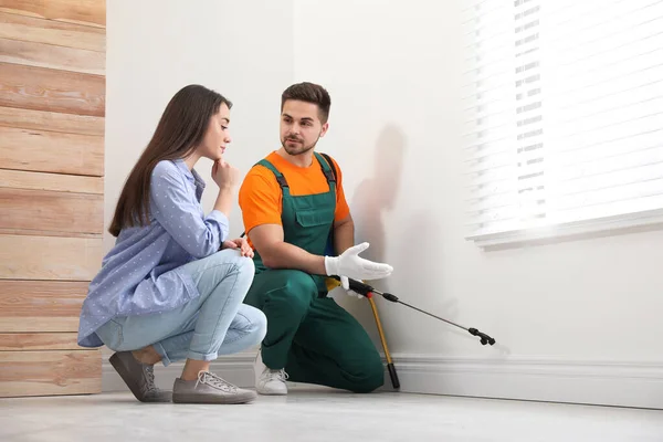 Vrouw Toont Insectensporen Aan Ongediertebestrijding Werknemer Thuis — Stockfoto