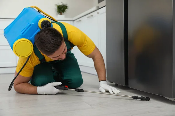 Ongediertebestrijder Spuit Insecticide Onder Koelkast Keuken — Stockfoto