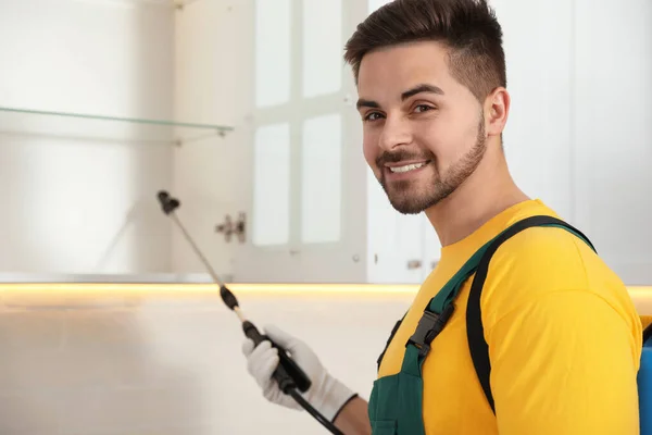 Schädlingsbekämpfer Sprühen Insektizid Auf Möbel Küche — Stockfoto