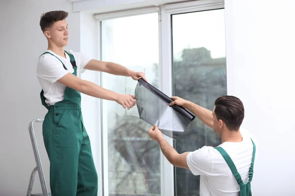 Facharbeiter Färben Fenster Innen Mit Folie — Stockfoto