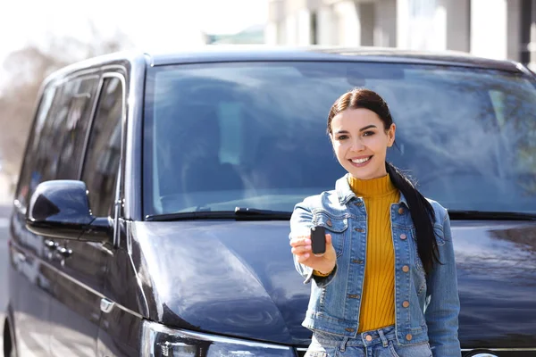 Jonge Vrouw Met Sleutel Buurt Van Auto Straat Het Kopen — Stockfoto