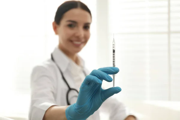 Médico Clínica Concéntrate Mano Con Jeringa Día Vacunación — Foto de Stock
