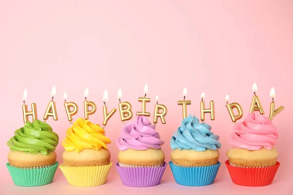 Cupcake Compleanno Con Candele Accese Sfondo Rosa Spazio Testo — Foto Stock
