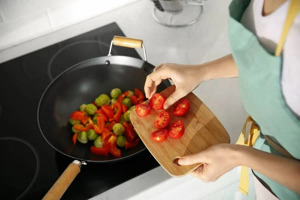 Jonge Vrouw Koken Fornuis Keuken Close — Stockfoto