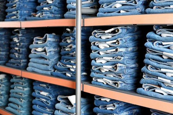 Collection Jeans Élégants Sur Étagères Dans Boutique — Photo