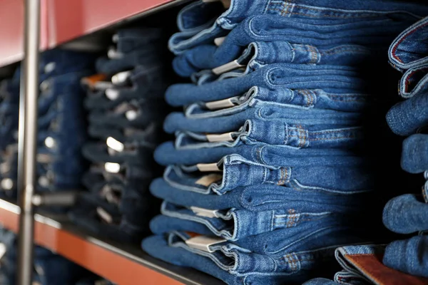 Collection Jeans Modernes Sur Étagère Dans Boutique Gros Plan — Photo