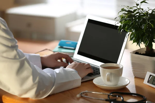 Médico Profissional Trabalhando Laptop Escritório Close — Fotografia de Stock