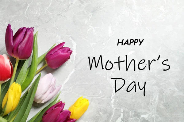 Lapos Laikus Kompozíció Gyönyörű Tulipánokkal Kifejezésekkel Happy Anyák Napja Márvány — Stock Fotó
