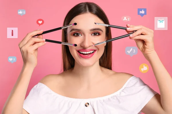 Blogger Belleza Con Pinceles Maquillaje Sobre Fondo Rosa — Foto de Stock