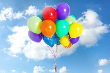Güneşli bir günde açık havada bir sürü renkli balon