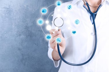 Mavi arka planda steteskobu olan doktor, yakın plan. Tıbbi hizmet