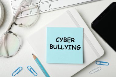 Not defteri, gözlük ve kağıt yaprağı beyaz masada duran CYBER Bülteni, düz yatıyordu