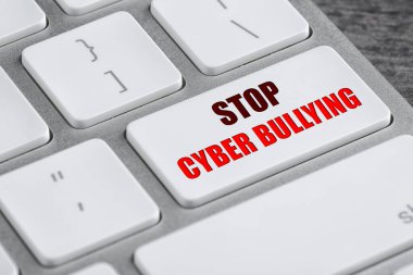 Beyaz düğmeye basılı CYBER BÜYÜK BÜYÜK ifadesine sahip modern bilgisayar klavyesi, kapat