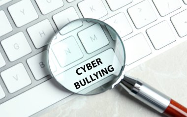CYBER sözcüğü ile büyüteç ve bilgisayar klavyesi beyaz düğmeye basılı, üst görünüm
