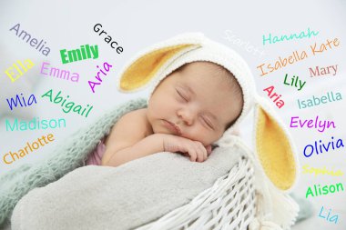 Bebek için isim seçiyorum. Sevimli yeni doğmuş bebek uyuyor 