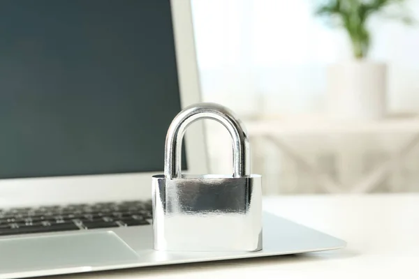 Metal Lås Laptop Bordet Closeup Beskyttelse Mod Cyberangreb - Stock-foto