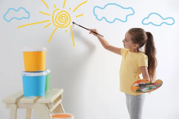 Ciel Dessin Enfant Mignon Avec Soleil Sur Mur Blanc Intérieur — Photo