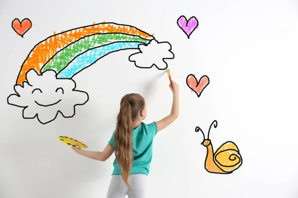 Симпатичный Ребенок Рисует Радугу Облака Белой Стене Помещении — стоковое фото