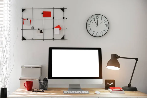 Modern Computer Blank Screen Table Room Space Design — Stock Photo, Image