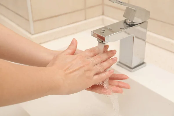 Mulher Lavar Mãos Com Sabão Séptico Banheiro Close — Fotografia de Stock