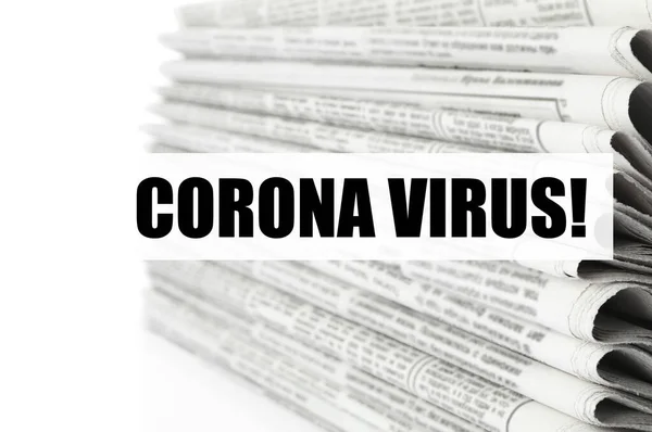 フレーズコロナウイルスと白の背景に新聞のスタック クローズアップ ジャーナリストの仕事 — ストック写真