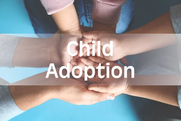 Šťastná Rodina Drží Ruce Modrém Pozadí Pohled Shora Koncept Adopce — Stock fotografie