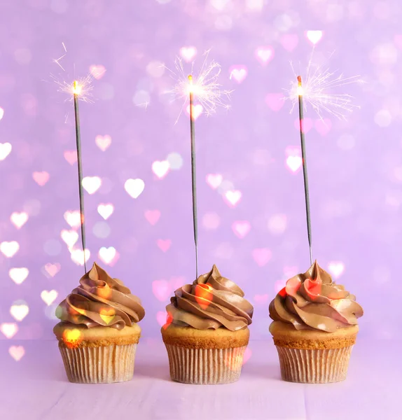 紫色の背景に輝きを持つ誕生日カップケーキ パーティーの装飾 — ストック写真