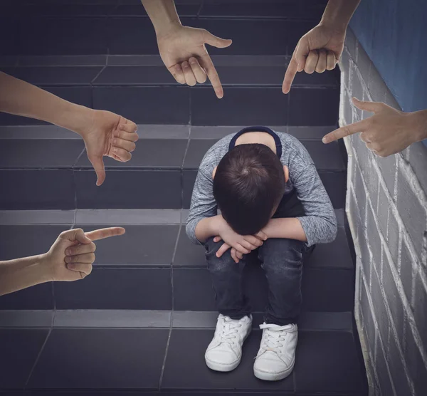 Gente Acosando Niño Pequeño Las Escaleras —  Fotos de Stock