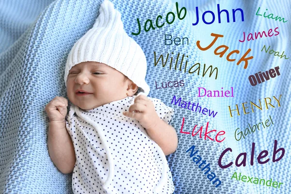 Выбираю Имя Мальчика Очаровательный Новорожденный Голубом Одеяле Вид Сверху — стоковое фото