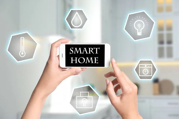 Frau Nutzt Handy Anwendung Zur Steuerung Von Smart Home Innenräumen — Stockfoto