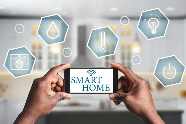 Mann Nutzt Handy Anwendung Zur Steuerung Von Smart Home Innenräumen — Stockfoto