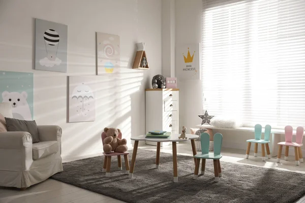 Kleiner Tisch Und Stühle Mit Hasenohren Kinderzimmerinnenraum — Stockfoto