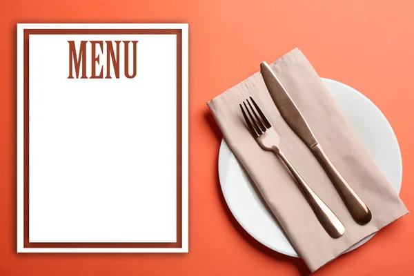 Elegante Tavolo Apparecchiato Menu Vuoto Sfondo Arancione Disposizione Piatta Spazio — Foto Stock