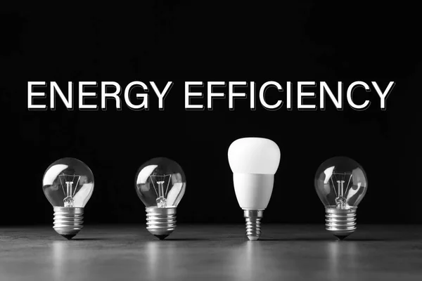 能源效率概念 灰色桌子上的白炽灯和Led灯泡 — 图库照片