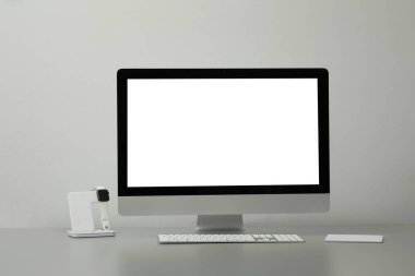 Bilgisayar ve şarj cihazları olan modern bir iş yeri. İç tasarım