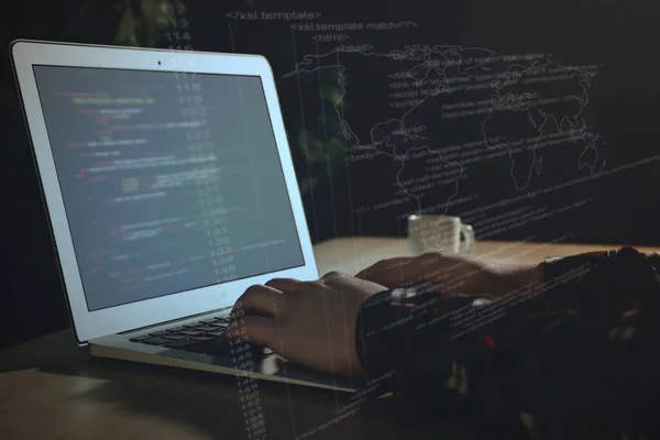 Bilgisayar Korsanı Masada Dizüstü Bilgisayarla Çalışıyor Yakın Plan Siber Saldırı — Stok fotoğraf