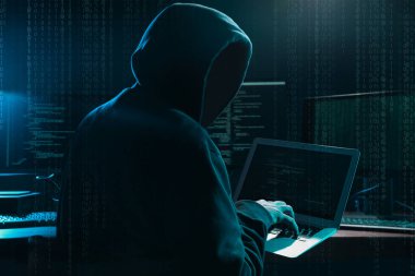 Masadaki siber kriminal hack sistemi, önplandaki dijital ikili kod.