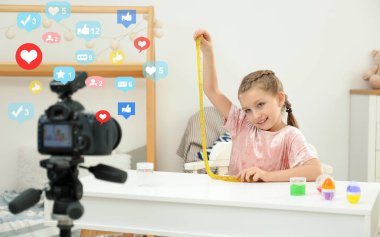 Evinde balçık kayıt videosu olan şirin bir blogcu.