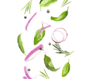 Fesleğen yaprakları ve diğer malzemeler beyaz arkaplana düşüyor