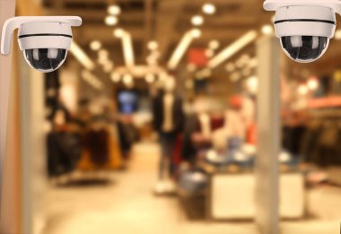 Alışveriş merkezindeki modern güvenlik kamerası. Koruma ekipmanı