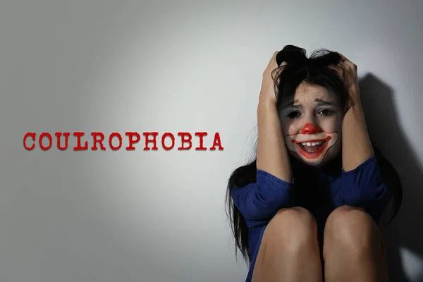 Coulrophobie Konzept Doppelentblößung Von Verängstigter Frau Und Clown — Stockfoto