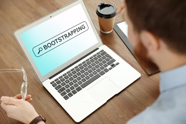 Man Använder Modern Laptop Vid Bordet Närbild Knappen Bootstrap — Stockfoto