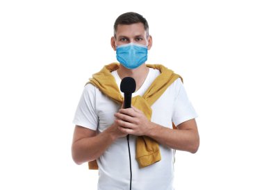 Beyaz arka planda tıbbi maske takan mikrofonlu bir erkek gazeteci. Virüs koruması