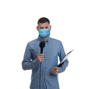 Beyaz arka planda tıbbi maske takan mikrofonlu bir erkek gazeteci. Virüs koruması