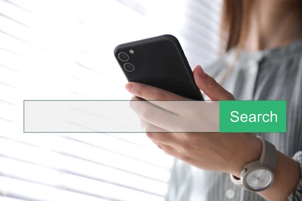 Bara Căutare Browserului Internet Femeii Folosind Smartphone Interior Closeup — Fotografie, imagine de stoc