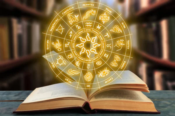 Vecchio Libro Sul Tavolo All Interno Illustrazione Della Ruota Zodiacale — Foto Stock