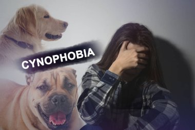 Beyaz arka planda sinofobiden muzdarip korkmuş genç bir kadın. Köpeklere karşı mantıksız korku