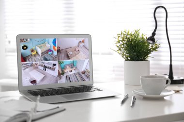 Güvenlik kameralarından görüntülü dizüstü bilgisayar. Ev güvenlik sistemi