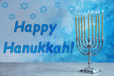 Gri masada gümüş menorah. Mutlu Hanukkah!