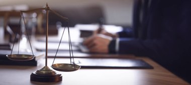 Adalet terazisi ve arka planda bulanık bir avukat. Pankart tasarımı